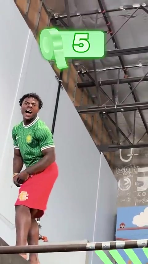 爱游戏-🤣国安球迷？知名网红speed甲亢哥新视频身穿北京国安主场球衣