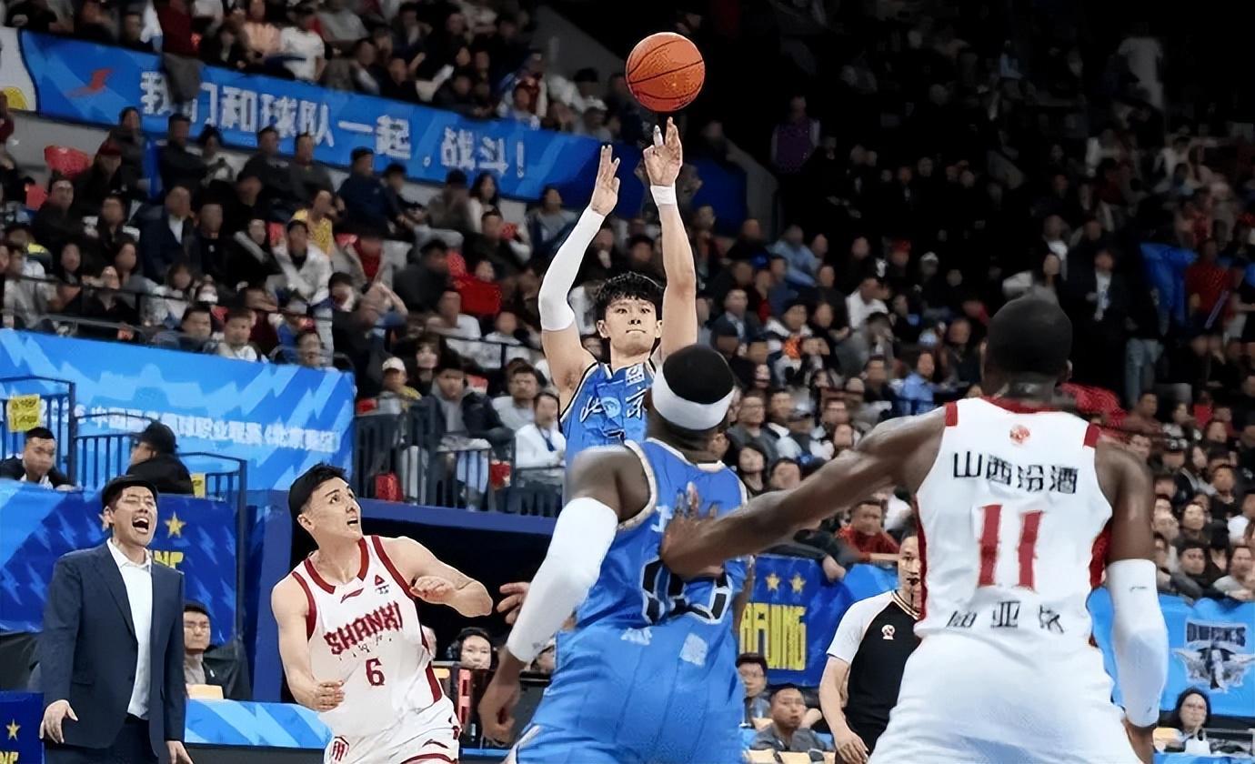 爱游戏-曾凡博腰伤麻烦了！归期待定，顺便恢复手指伤势，许利民压力山大