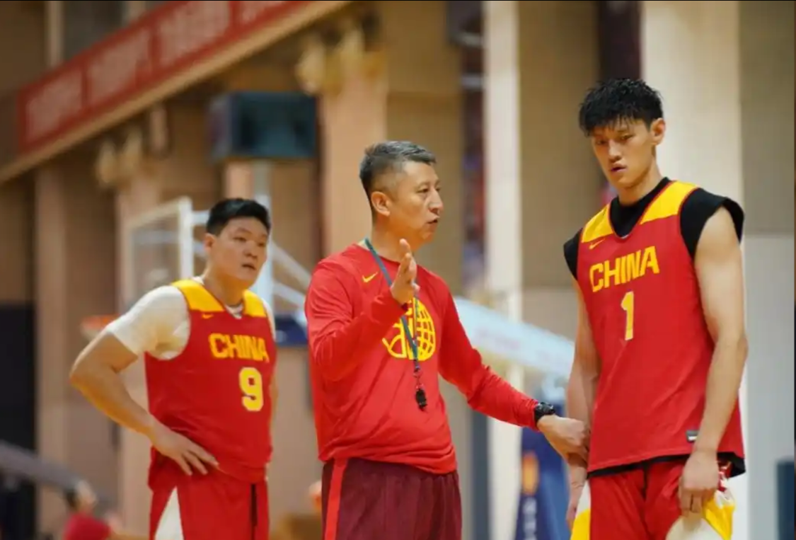 爱游戏登录入口-徐杰健康时不选，伤了又征召，球迷怒批郭士强：就不能召郭昊文？
